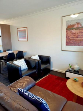 Superb 2 BR Apartment Minutes to CBD- Cen7